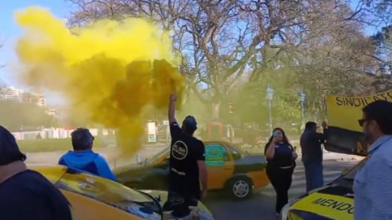 En fotos: taxistas revolucionan el centro en Mendoza